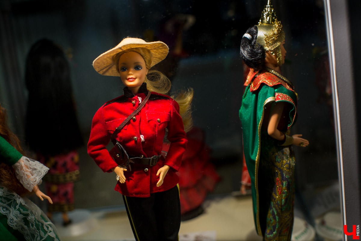 С 12 декабря по 13 января в Центре ИЗО будет проходить выставка “Новогодний карнавал”. Её экспонаты - коллекционные куклы фирмы “Маттел”