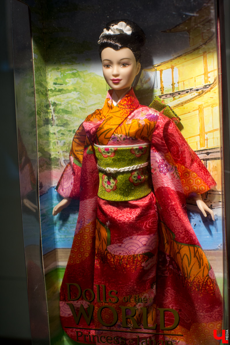 С 12 декабря по 13 января в Центре ИЗО будет проходить выставка “Новогодний карнавал”. Её экспонаты - коллекционные куклы фирмы “Маттел”