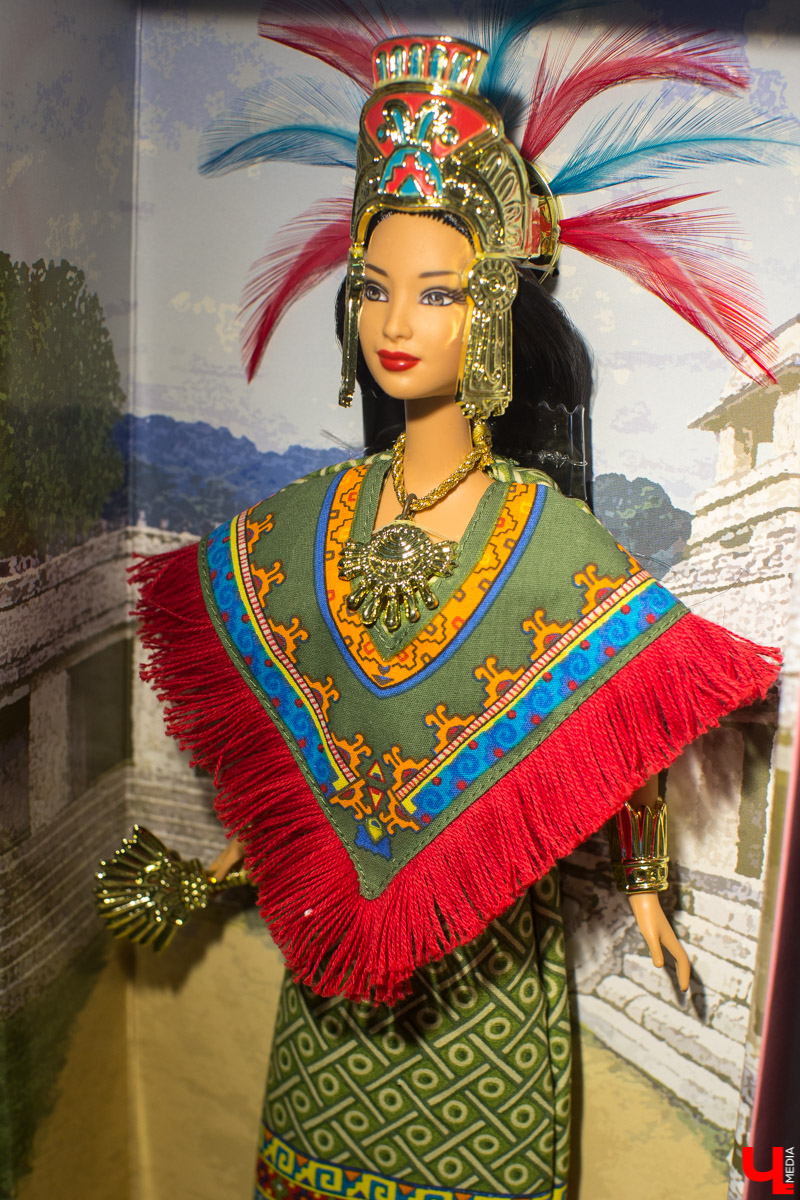 С 12 декабря по 13 января в Центре ИЗО будет проходить выставка “Новогодний карнавал”. Её экспонаты - коллекционные куклы фирмы “Маттел”