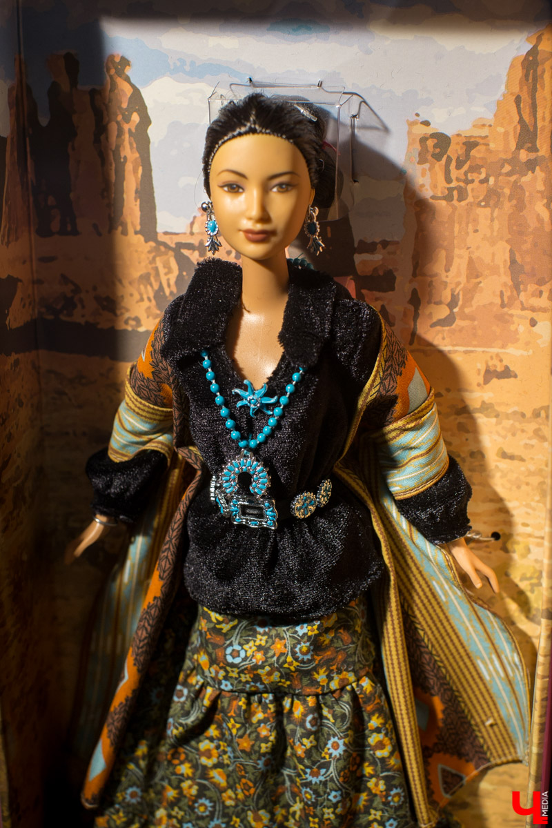 С 12 декабря по 13 января в Центре ИЗО будет проходить выставка “Новогодний карнавал”. Её экспонаты - коллекционные куклы фирмы “Маттел”