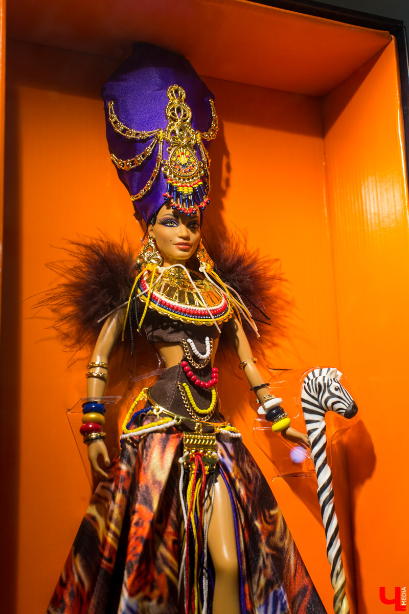 С 12 декабря по 13 января в Центре ИЗО будет проходить выставка “Новогодний карнавал”. Её экспонаты - коллекционные куклы фирмы “Маттел”