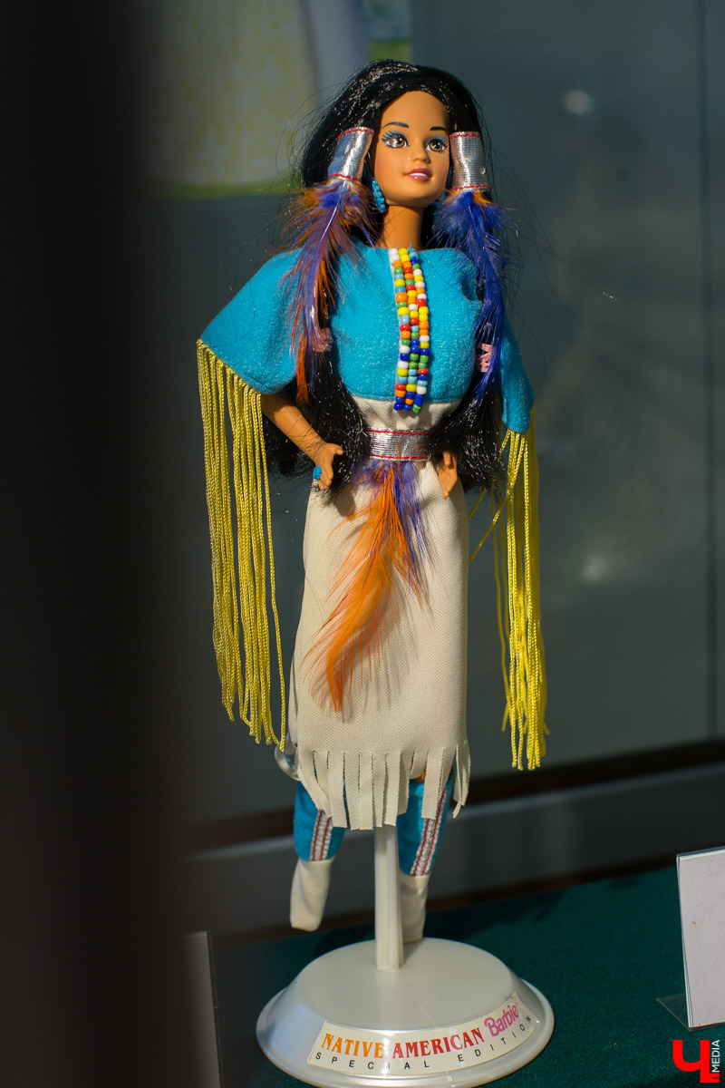 С 12 декабря по 13 января в Центре ИЗО будет проходить выставка “Новогодний карнавал”. Её экспонаты - коллекционные куклы фирмы “Маттел”