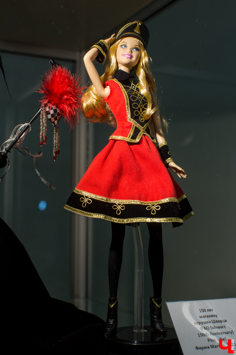 С 12 декабря по 13 января в Центре ИЗО будет проходить выставка “Новогодний карнавал”. Её экспонаты - коллекционные куклы фирмы “Маттел”