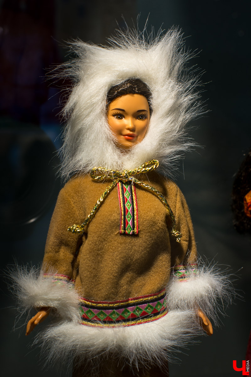 С 12 декабря по 13 января в Центре ИЗО будет проходить выставка “Новогодний карнавал”. Её экспонаты - коллекционные куклы фирмы “Маттел”