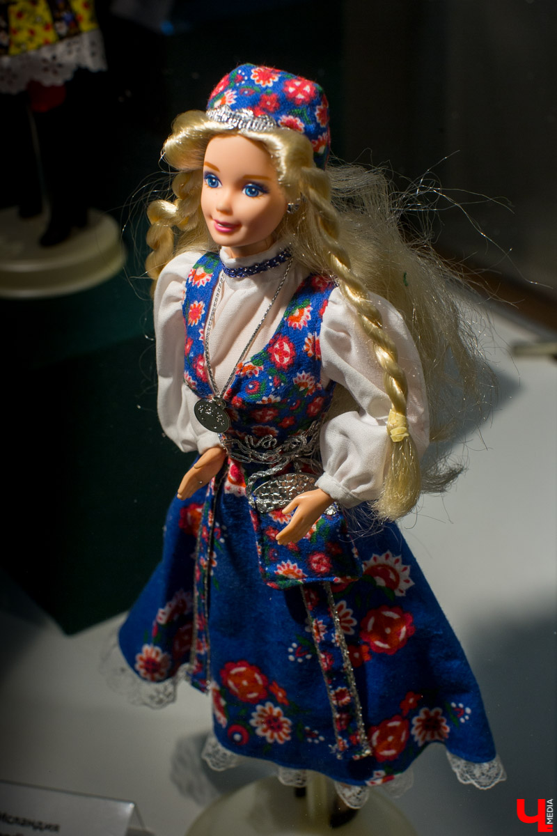 С 12 декабря по 13 января в Центре ИЗО будет проходить выставка “Новогодний карнавал”. Её экспонаты - коллекционные куклы фирмы “Маттел”