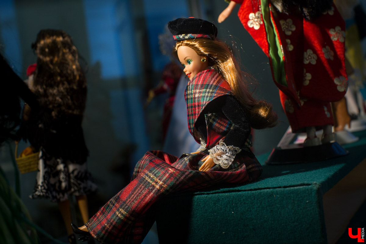 С 12 декабря по 13 января в Центре ИЗО будет проходить выставка “Новогодний карнавал”. Её экспонаты - коллекционные куклы фирмы “Маттел”