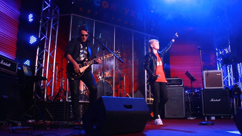 13-летний Захар Усенко из Владимира прошел в четвертьфинал российского проекта “Голос.Дети”. А теперь участвует в кастинге украинского телешоу