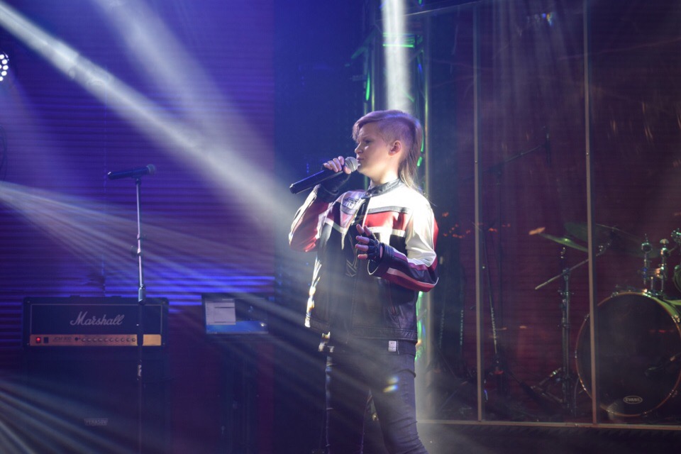 13-летний Захар Усенко из Владимира прошел в четвертьфинал российского проекта “Голос.Дети”. А теперь участвует в кастинге украинского телешоу