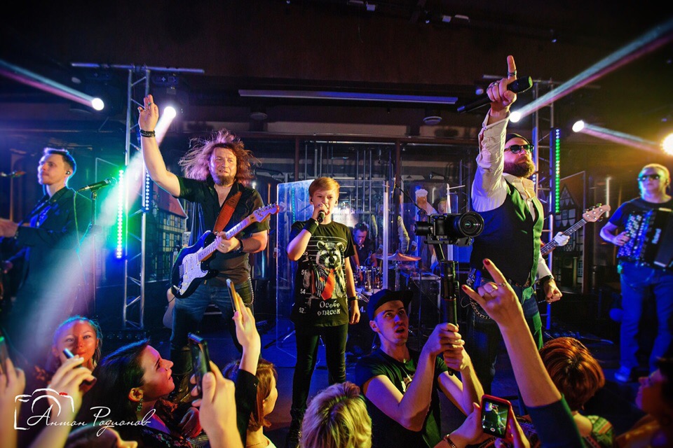 13-летний Захар Усенко из Владимира прошел в четвертьфинал российского проекта “Голос.Дети”. А теперь участвует в кастинге украинского телешоу