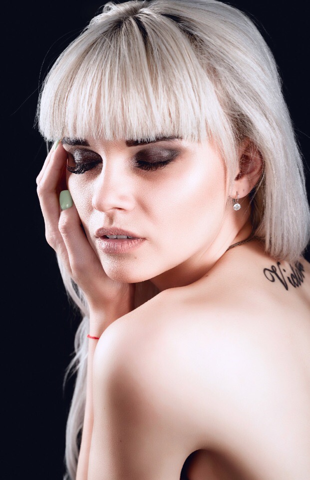 Первая претендентка на звание “Девушка декабря” по версии портала “Ключ-Медиа”. Ранимая Виктория Куликова