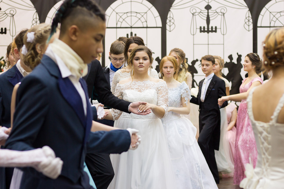 Почти 20 лет в гимназии № 23 проводят грандиозный Пушкинский бал для учеников 9-х классов. Журналист “Ключ-Медиа” узнала, где участники берут костюмы и чему учатся для участия в вечере