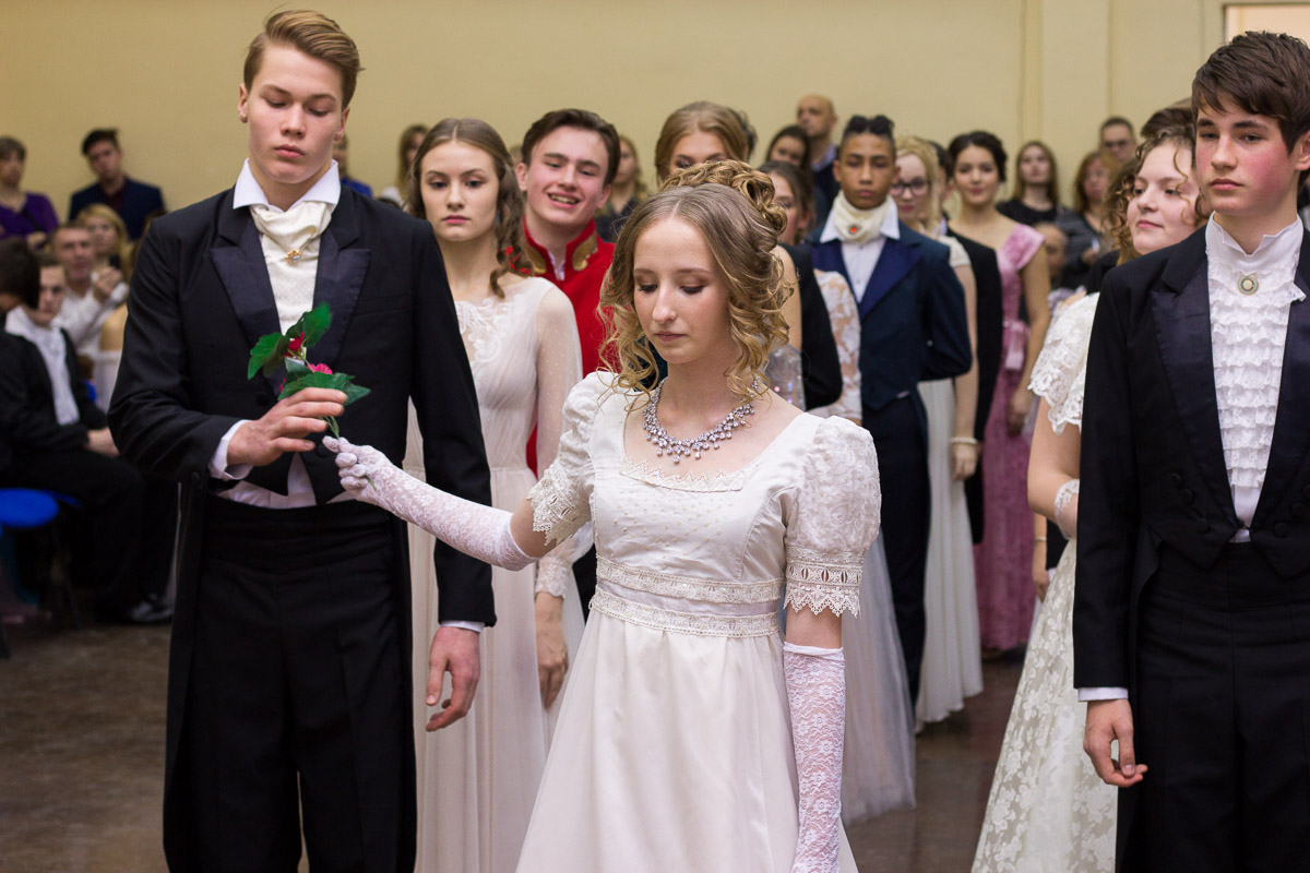 Почти 20 лет в гимназии № 23 проводят грандиозный Пушкинский бал для учеников 9-х классов. Журналист “Ключ-Медиа” узнала, где участники берут костюмы и чему учатся для участия в вечере