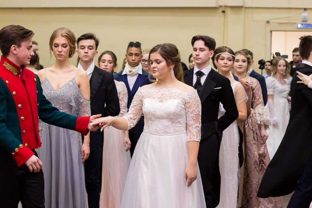 Почти 20 лет в гимназии № 23 проводят грандиозный Пушкинский бал для учеников 9-х классов. Журналист “Ключ-Медиа” узнала, где участники берут костюмы и чему учатся для участия в вечере