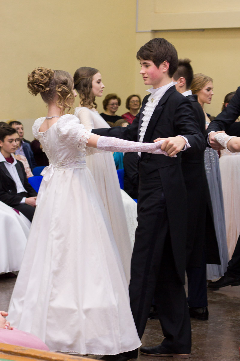 Почти 20 лет в гимназии № 23 проводят грандиозный Пушкинский бал для учеников 9-х классов. Журналист “Ключ-Медиа” узнала, где участники берут костюмы и чему учатся для участия в вечере