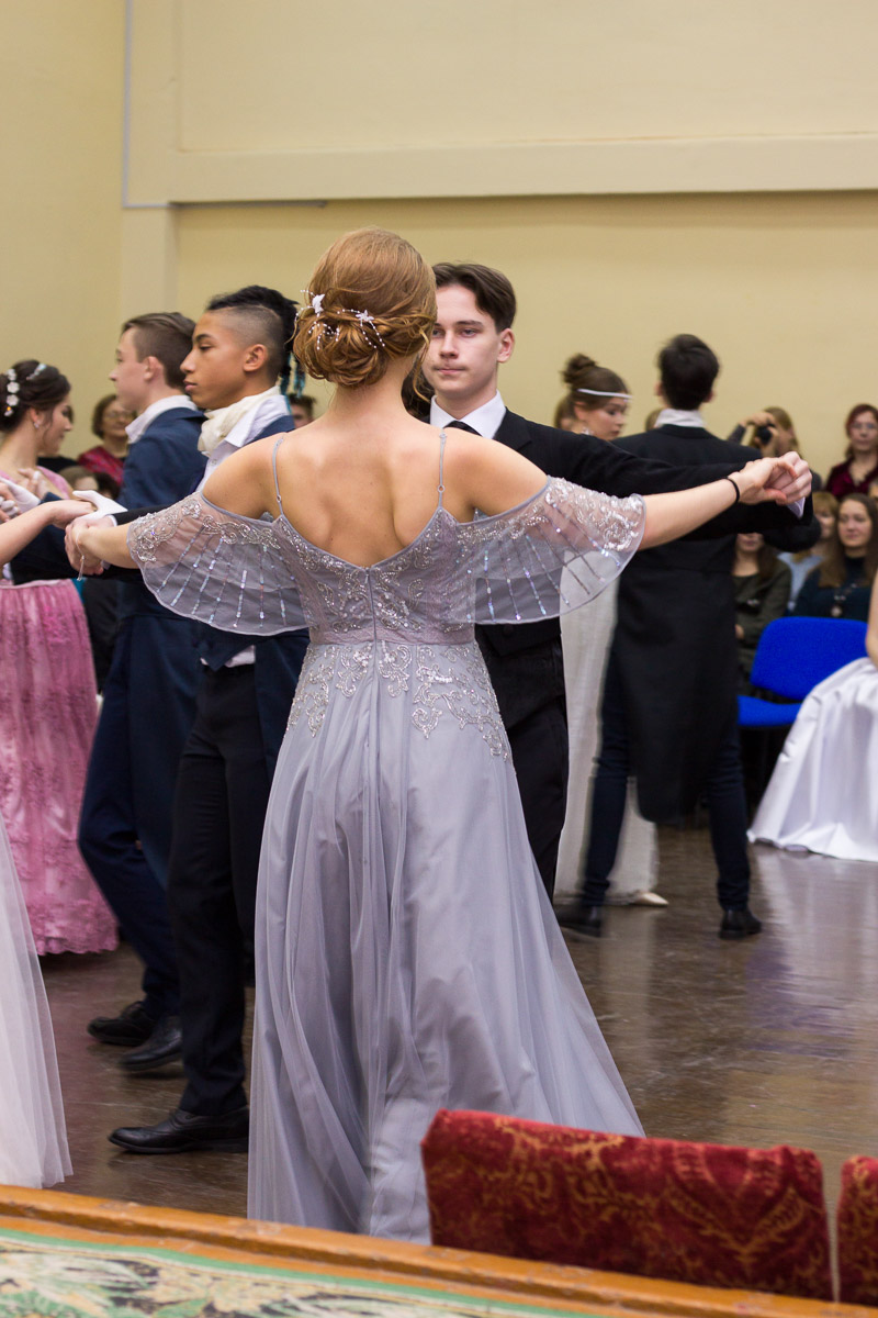 Почти 20 лет в гимназии № 23 проводят грандиозный Пушкинский бал для учеников 9-х классов. Журналист “Ключ-Медиа” узнала, где участники берут костюмы и чему учатся для участия в вечере