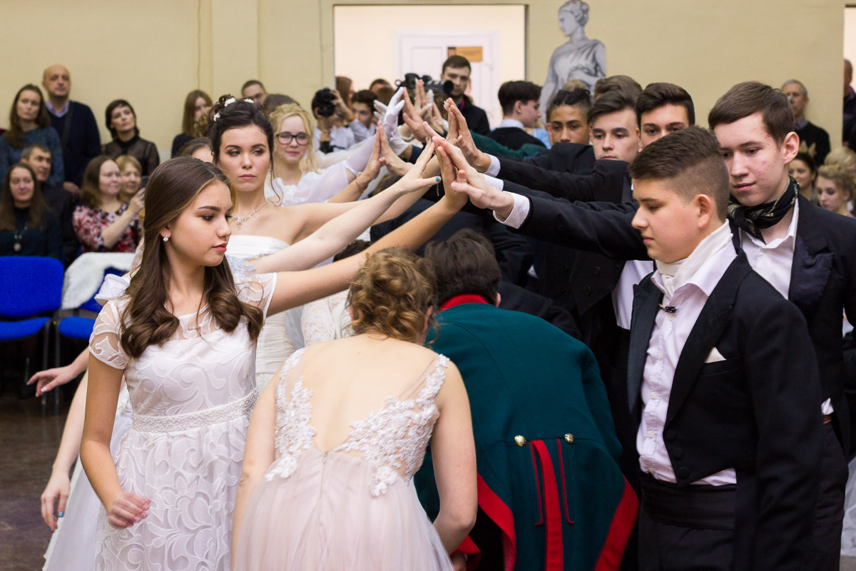 Почти 20 лет в гимназии № 23 проводят грандиозный Пушкинский бал для учеников 9-х классов. Журналист “Ключ-Медиа” узнала, где участники берут костюмы и чему учатся для участия в вечере
