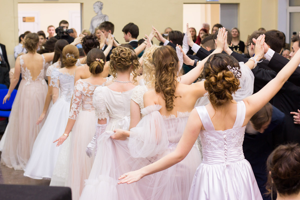 Почти 20 лет в гимназии № 23 проводят грандиозный Пушкинский бал для учеников 9-х классов. Журналист “Ключ-Медиа” узнала, где участники берут костюмы и чему учатся для участия в вечере