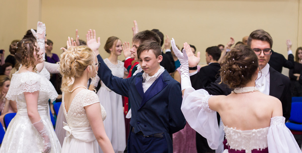 Почти 20 лет в гимназии № 23 проводят грандиозный Пушкинский бал для учеников 9-х классов. Журналист “Ключ-Медиа” узнала, где участники берут костюмы и чему учатся для участия в вечере