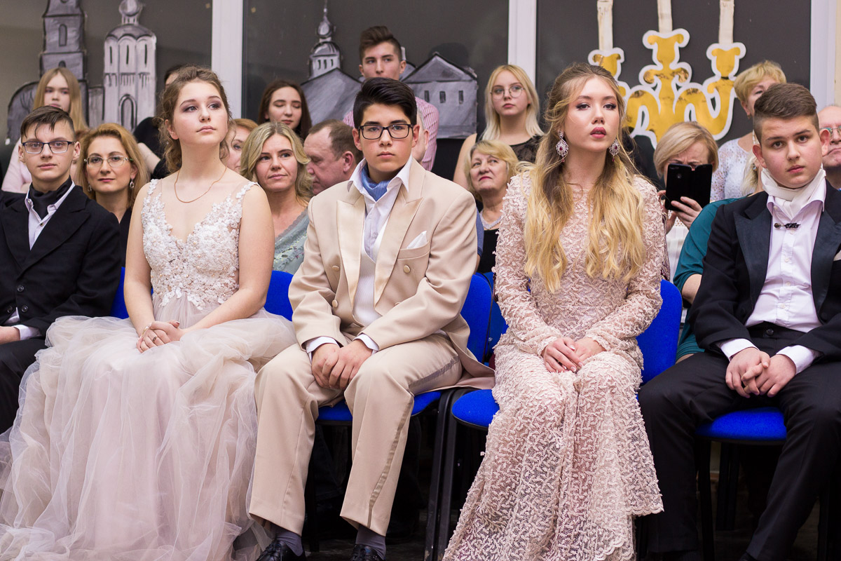 Почти 20 лет в гимназии № 23 проводят грандиозный Пушкинский бал для учеников 9-х классов. Журналист “Ключ-Медиа” узнала, где участники берут костюмы и чему учатся для участия в вечере