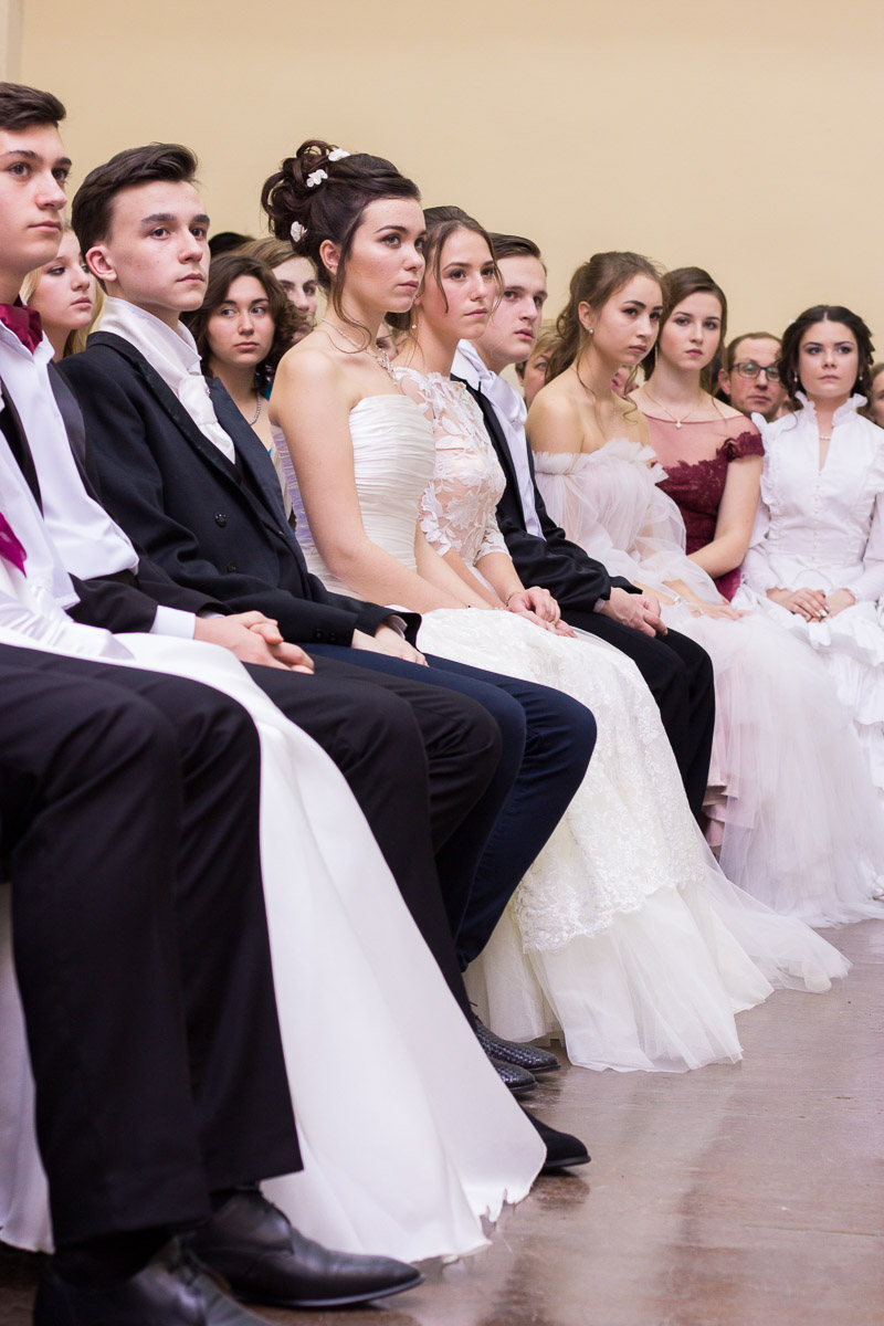 Почти 20 лет в гимназии № 23 проводят грандиозный Пушкинский бал для учеников 9-х классов. Журналист “Ключ-Медиа” узнала, где участники берут костюмы и чему учатся для участия в вечере