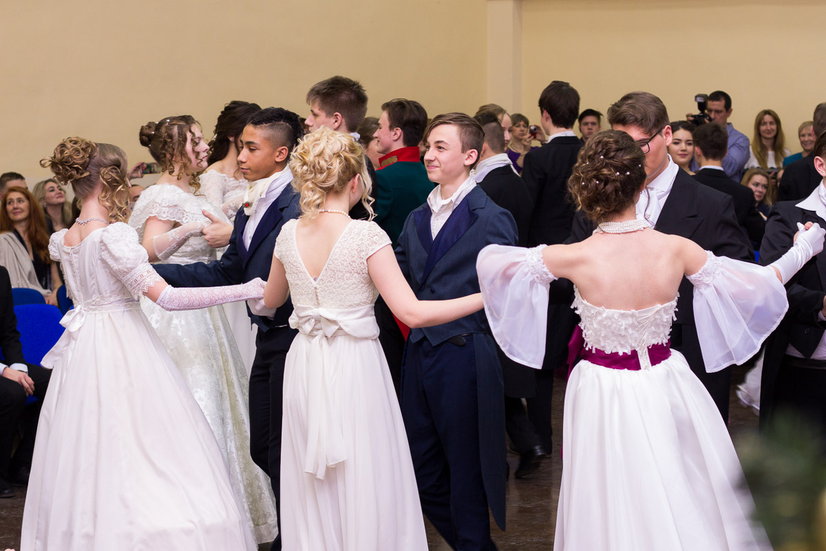 Почти 20 лет в гимназии № 23 проводят грандиозный Пушкинский бал для учеников 9-х классов. Журналист “Ключ-Медиа” узнала, где участники берут костюмы и чему учатся для участия в вечере