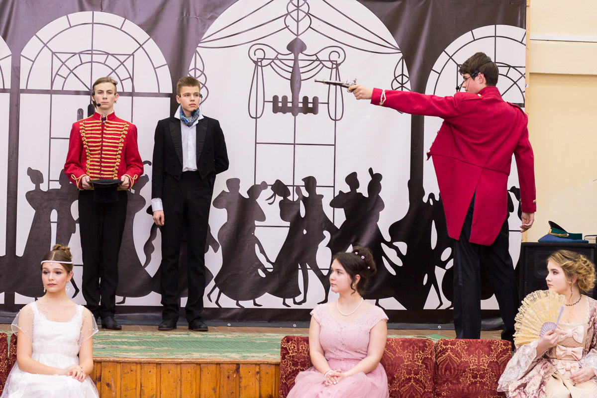 Почти 20 лет в гимназии № 23 проводят грандиозный Пушкинский бал для учеников 9-х классов. Журналист “Ключ-Медиа” узнала, где участники берут костюмы и чему учатся для участия в вечере