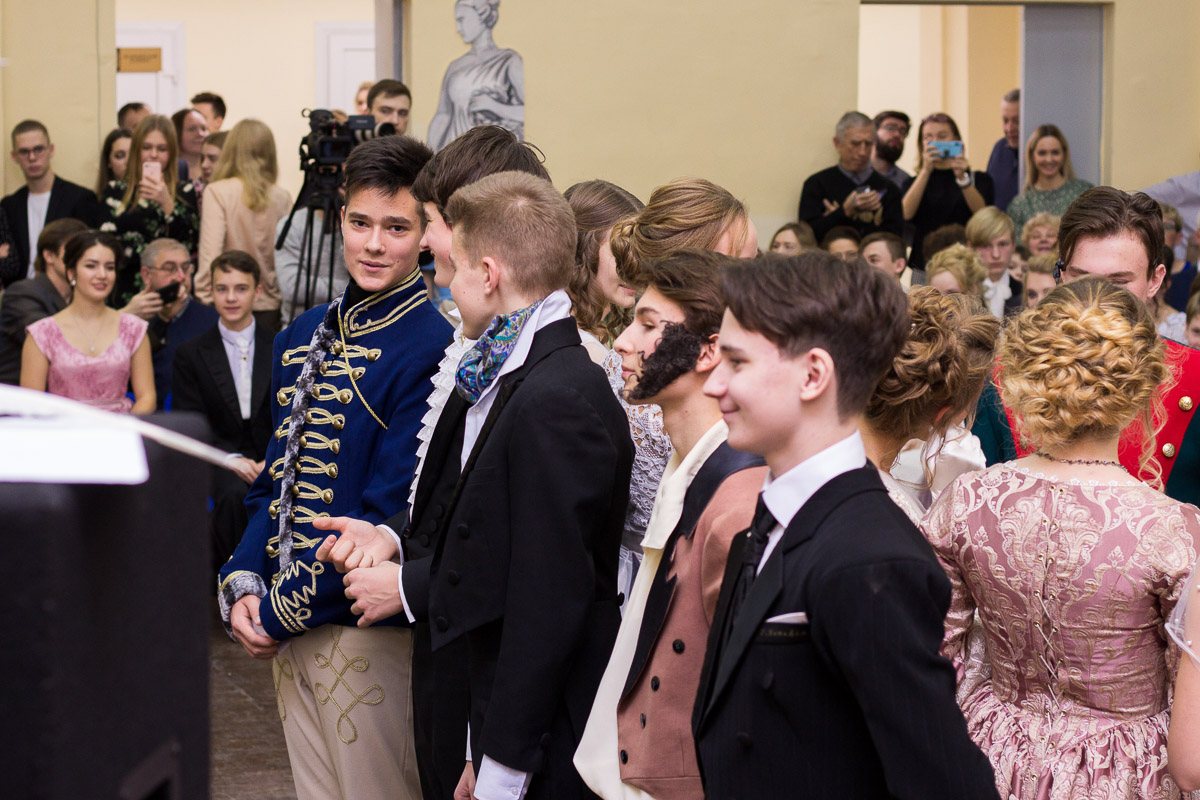 Почти 20 лет в гимназии № 23 проводят грандиозный Пушкинский бал для учеников 9-х классов. Журналист “Ключ-Медиа” узнала, где участники берут костюмы и чему учатся для участия в вечере