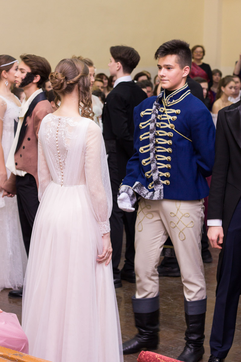 Почти 20 лет в гимназии № 23 проводят грандиозный Пушкинский бал для учеников 9-х классов. Журналист “Ключ-Медиа” узнала, где участники берут костюмы и чему учатся для участия в вечере