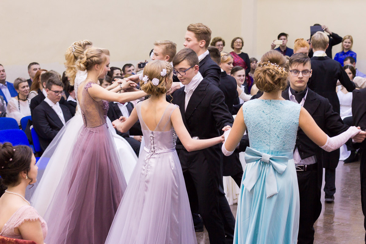 Почти 20 лет в гимназии № 23 проводят грандиозный Пушкинский бал для учеников 9-х классов. Журналист “Ключ-Медиа” узнала, где участники берут костюмы и чему учатся для участия в вечере