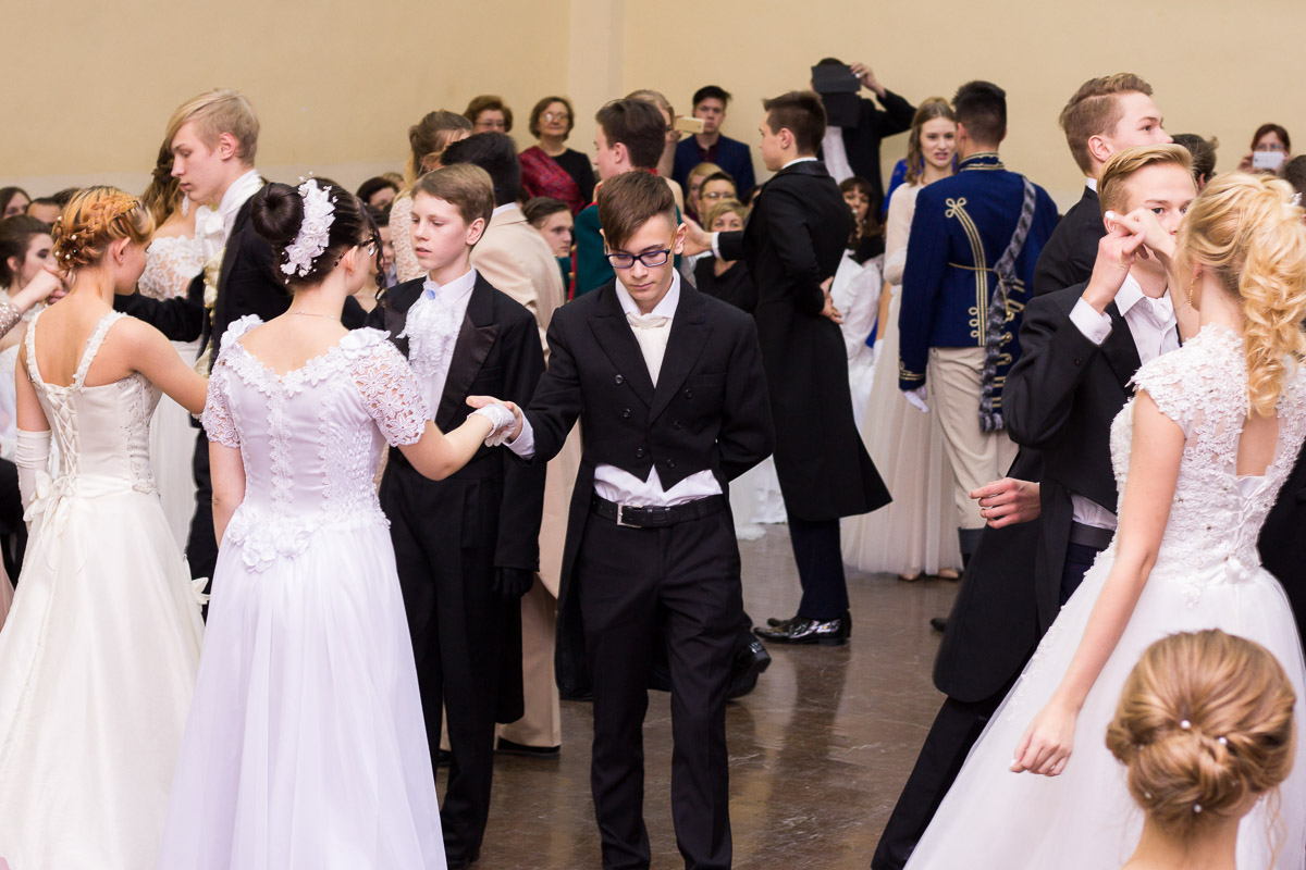 Почти 20 лет в гимназии № 23 проводят грандиозный Пушкинский бал для учеников 9-х классов. Журналист “Ключ-Медиа” узнала, где участники берут костюмы и чему учатся для участия в вечере