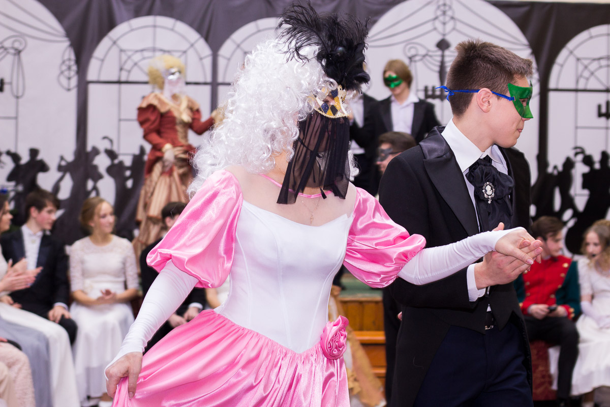 Почти 20 лет в гимназии № 23 проводят грандиозный Пушкинский бал для учеников 9-х классов. Журналист “Ключ-Медиа” узнала, где участники берут костюмы и чему учатся для участия в вечере