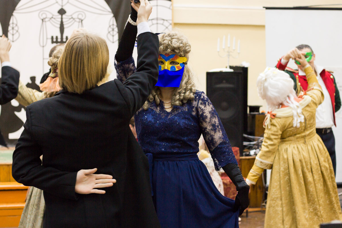 Почти 20 лет в гимназии № 23 проводят грандиозный Пушкинский бал для учеников 9-х классов. Журналист “Ключ-Медиа” узнала, где участники берут костюмы и чему учатся для участия в вечере