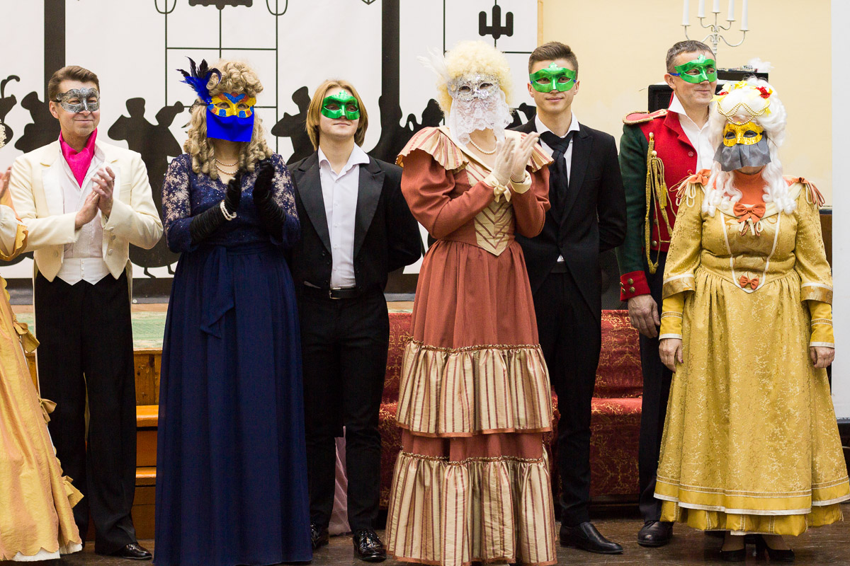 Почти 20 лет в гимназии № 23 проводят грандиозный Пушкинский бал для учеников 9-х классов. Журналист “Ключ-Медиа” узнала, где участники берут костюмы и чему учатся для участия в вечере