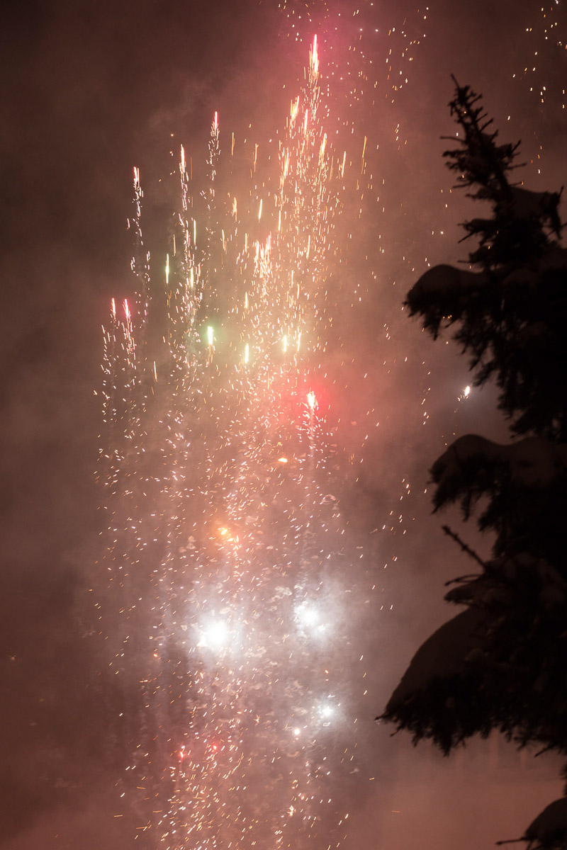 Почти 20 лет в гимназии № 23 проводят грандиозный Пушкинский бал для учеников 9-х классов. Журналист “Ключ-Медиа” узнала, где участники берут костюмы и чему учатся для участия в вечере