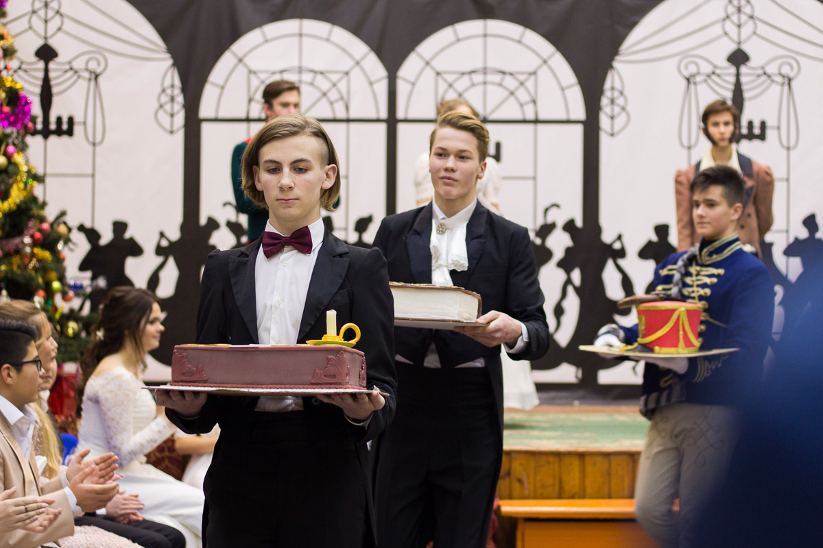 Почти 20 лет в гимназии № 23 проводят грандиозный Пушкинский бал для учеников 9-х классов. Журналист “Ключ-Медиа” узнала, где участники берут костюмы и чему учатся для участия в вечере