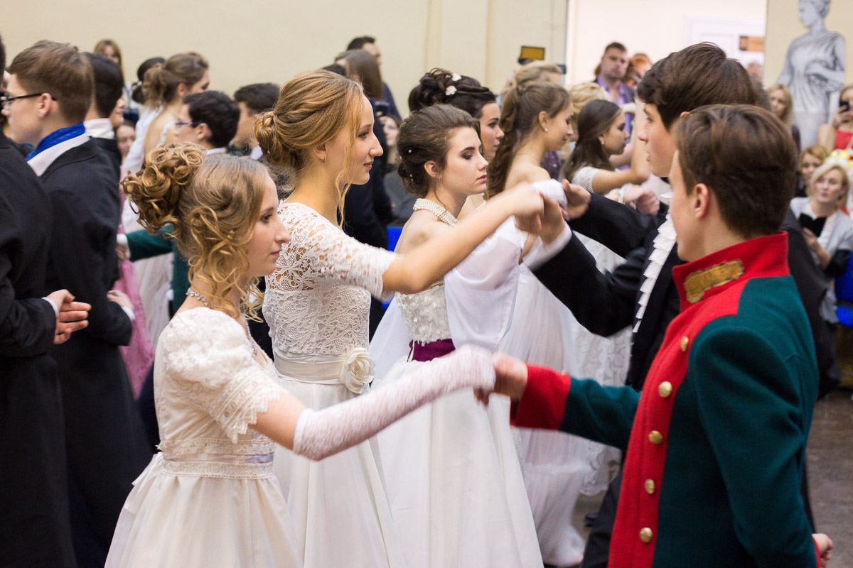 Почти 20 лет в гимназии № 23 проводят грандиозный Пушкинский бал для учеников 9-х классов. Журналист “Ключ-Медиа” узнала, где участники берут костюмы и чему учатся для участия в вечере