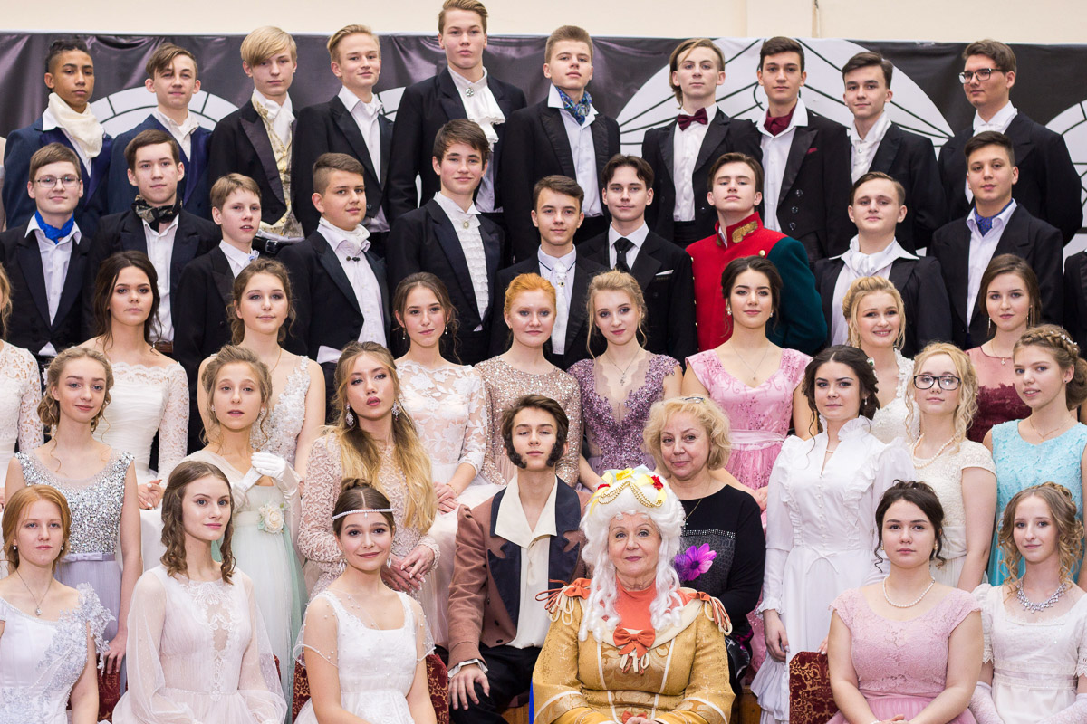 Почти 20 лет в гимназии № 23 проводят грандиозный Пушкинский бал для учеников 9-х классов. Журналист “Ключ-Медиа” узнала, где участники берут костюмы и чему учатся для участия в вечере