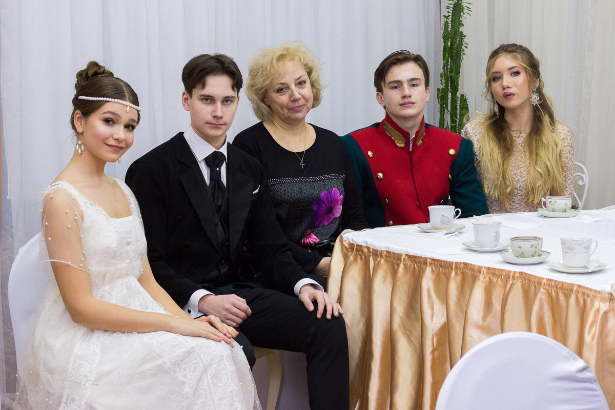 Почти 20 лет в гимназии № 23 проводят грандиозный Пушкинский бал для учеников 9-х классов. Журналист “Ключ-Медиа” узнала, где участники берут костюмы и чему учатся для участия в вечере