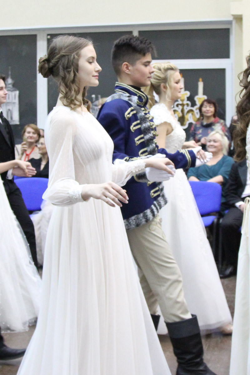 Почти 20 лет в гимназии № 23 проводят грандиозный Пушкинский бал для учеников 9-х классов. Журналист “Ключ-Медиа” узнала, где участники берут костюмы и чему учатся для участия в вечере