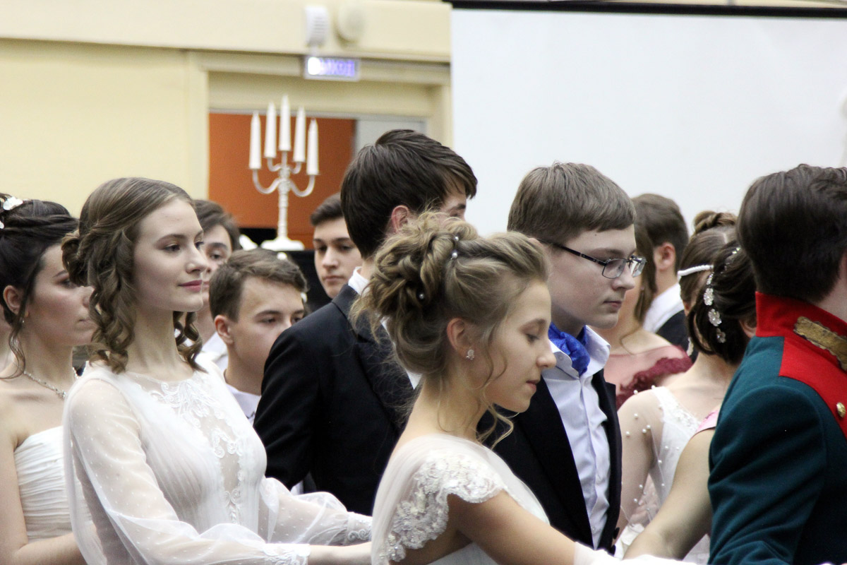 Почти 20 лет в гимназии № 23 проводят грандиозный Пушкинский бал для учеников 9-х классов. Журналист “Ключ-Медиа” узнала, где участники берут костюмы и чему учатся для участия в вечере