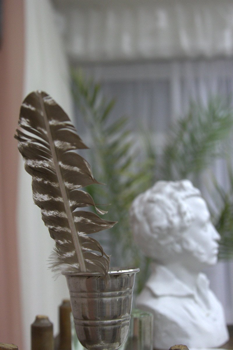 Почти 20 лет в гимназии № 23 проводят грандиозный Пушкинский бал для учеников 9-х классов. Журналист “Ключ-Медиа” узнала, где участники берут костюмы и чему учатся для участия в вечере