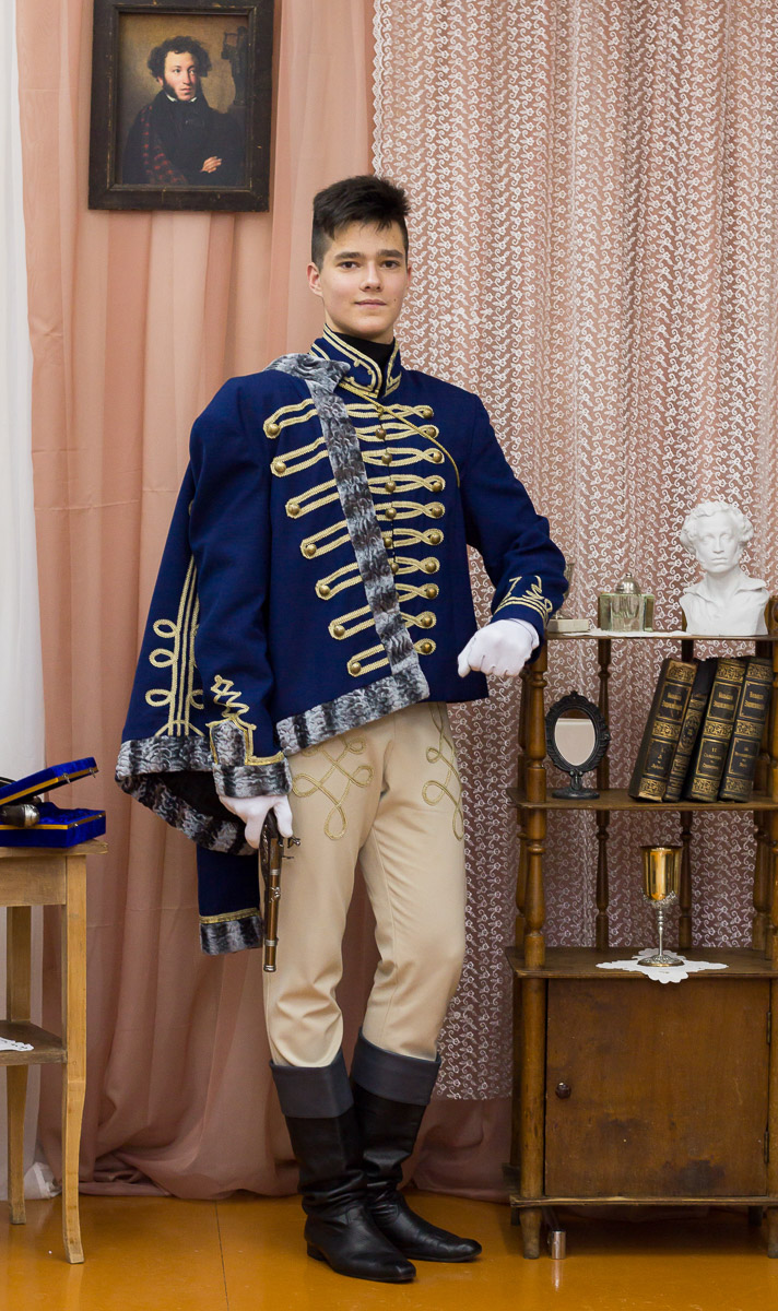 Почти 20 лет в гимназии № 23 проводят грандиозный Пушкинский бал для учеников 9-х классов. Журналист “Ключ-Медиа” узнала, где участники берут костюмы и чему учатся для участия в вечере