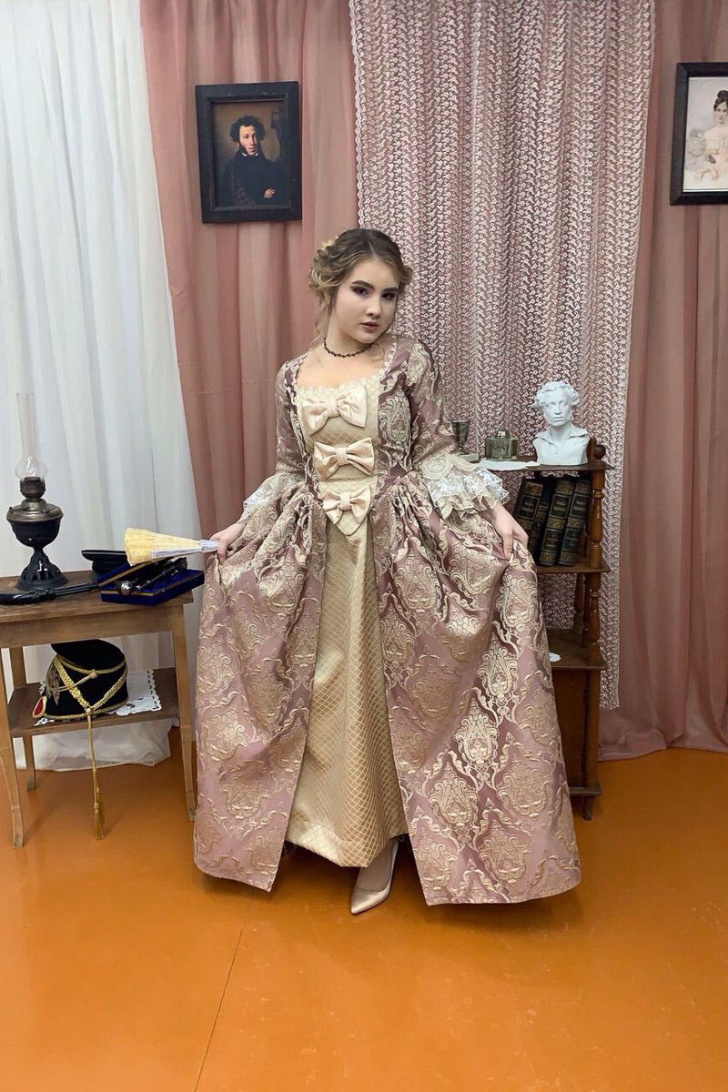 Почти 20 лет в гимназии № 23 проводят грандиозный Пушкинский бал для учеников 9-х классов. Журналист “Ключ-Медиа” узнала, где участники берут костюмы и чему учатся для участия в вечере