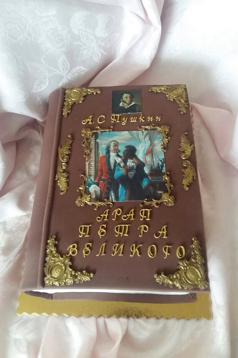 Почти 20 лет в гимназии № 23 проводят грандиозный Пушкинский бал для учеников 9-х классов. Журналист “Ключ-Медиа” узнала, где участники берут костюмы и чему учатся для участия в вечере