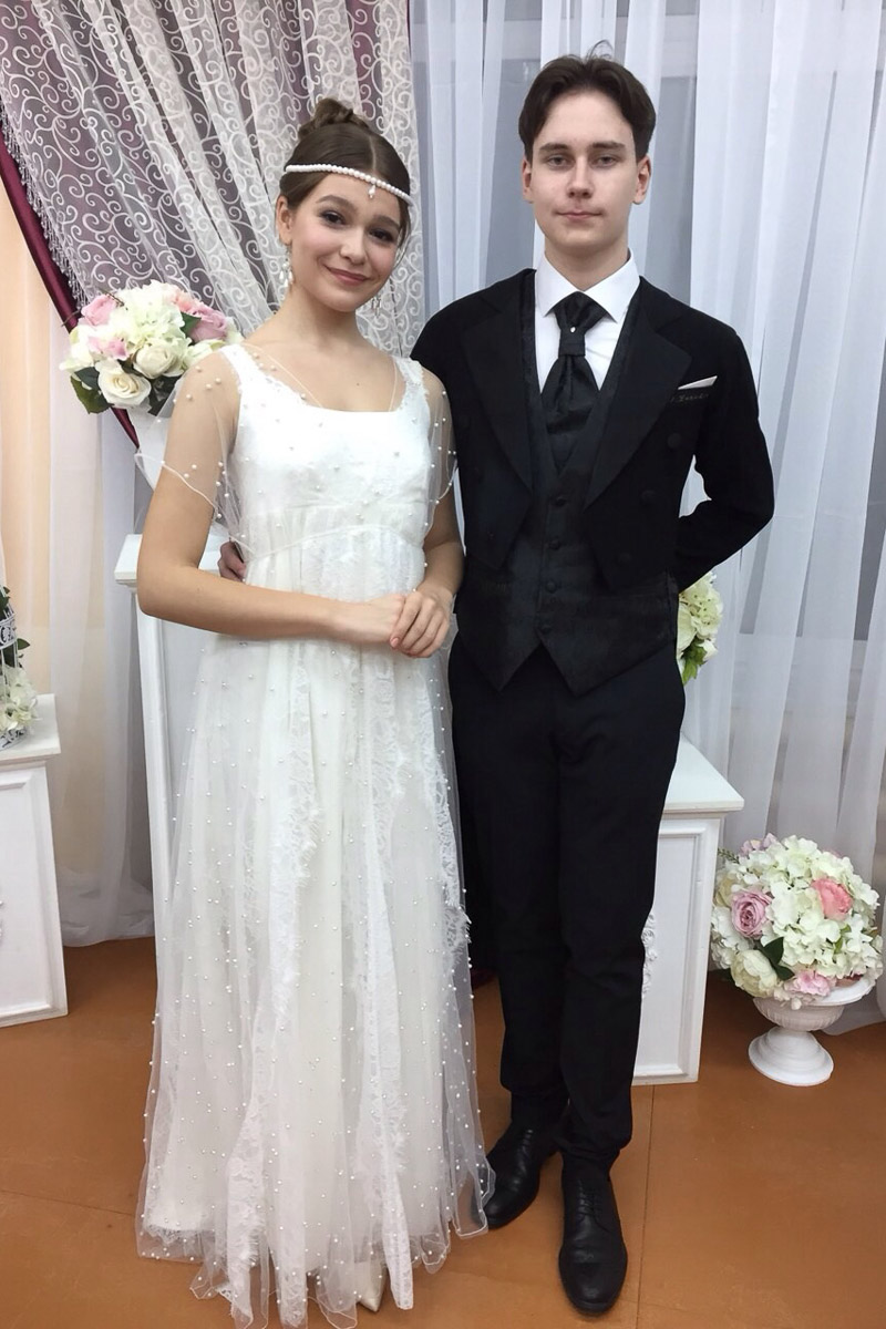 Почти 20 лет в гимназии № 23 проводят грандиозный Пушкинский бал для учеников 9-х классов. Журналист “Ключ-Медиа” узнала, где участники берут костюмы и чему учатся для участия в вечере