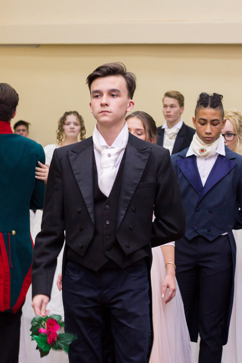 Почти 20 лет в гимназии № 23 проводят грандиозный Пушкинский бал для учеников 9-х классов. Журналист “Ключ-Медиа” узнала, где участники берут костюмы и чему учатся для участия в вечере