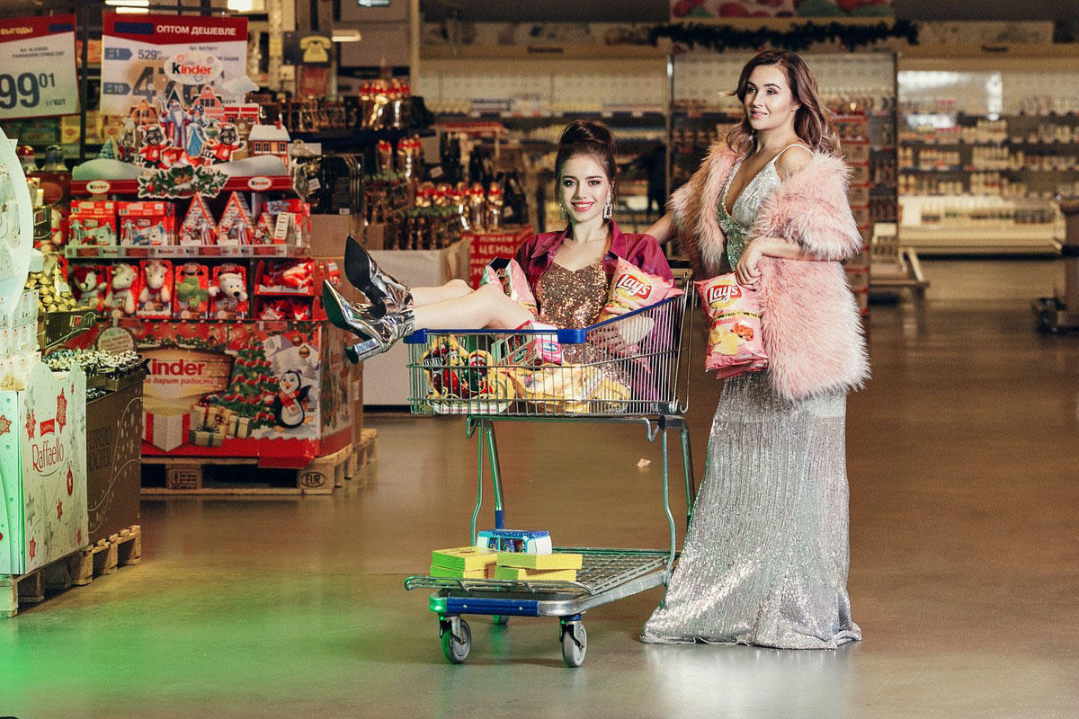 Владимирский фотограф Светлана Федорова устроила гламурную фотосессию в стиле модных журналов в гипермаркете