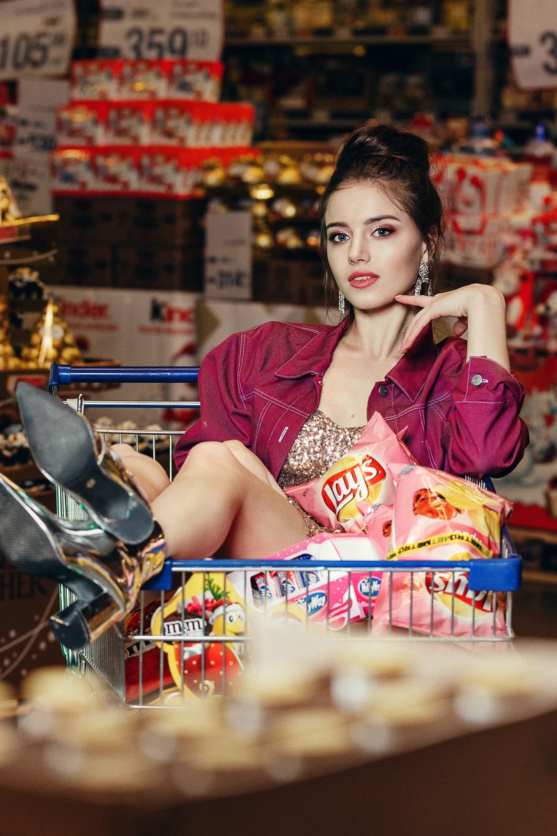 Владимирский фотограф Светлана Федорова устроила гламурную фотосессию в стиле модных журналов в гипермаркете