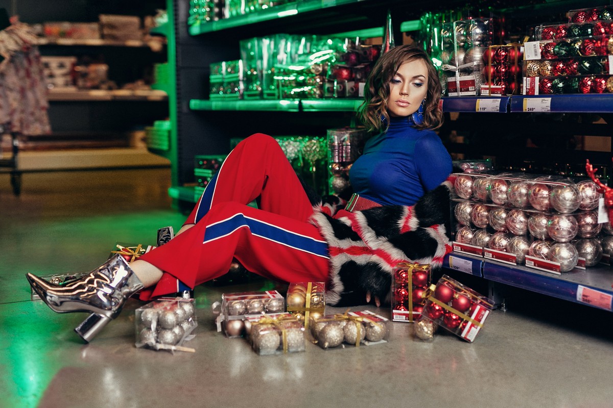 Владимирский фотограф Светлана Федорова устроила гламурную фотосессию в стиле модных журналов в гипермаркете