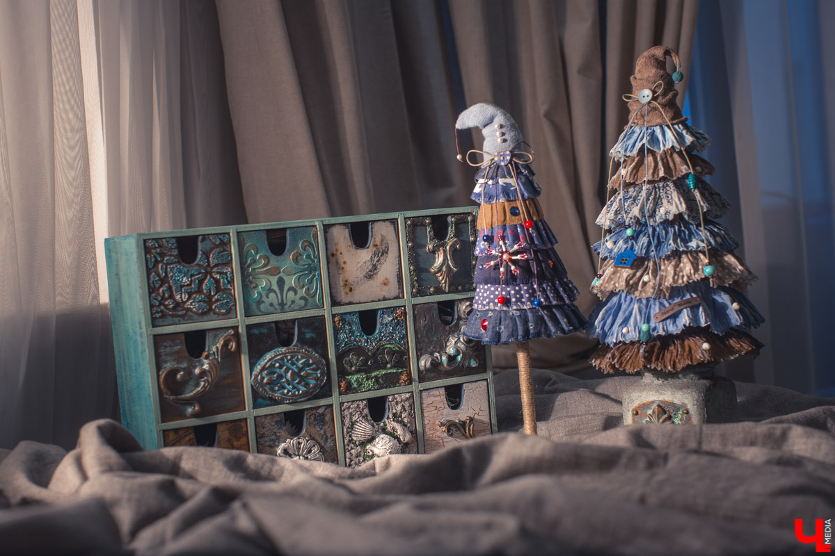 Рукодельница Наталья Власова с удовольствием поделилась идеей, как создать необычную елочку из натуральных и простых материалов своими руками. Мастер-класс с пошаговым фото поможет каждому создать новогоднее чудо для декора дома или оригинальный подарок